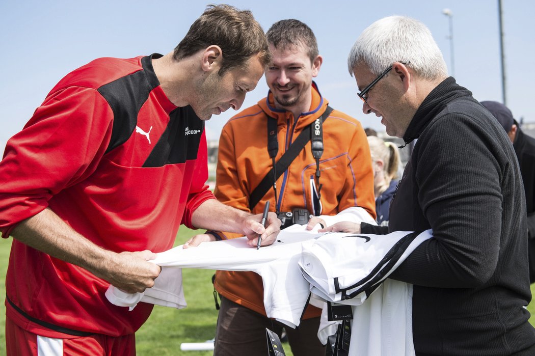 Petr Čech se podepisuje na 12. ročníku své fotbalové školy