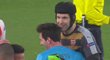 Brankář Arsenalu Petr Čech se zdraví po prohře s Barcelonou s Lionelem Messim