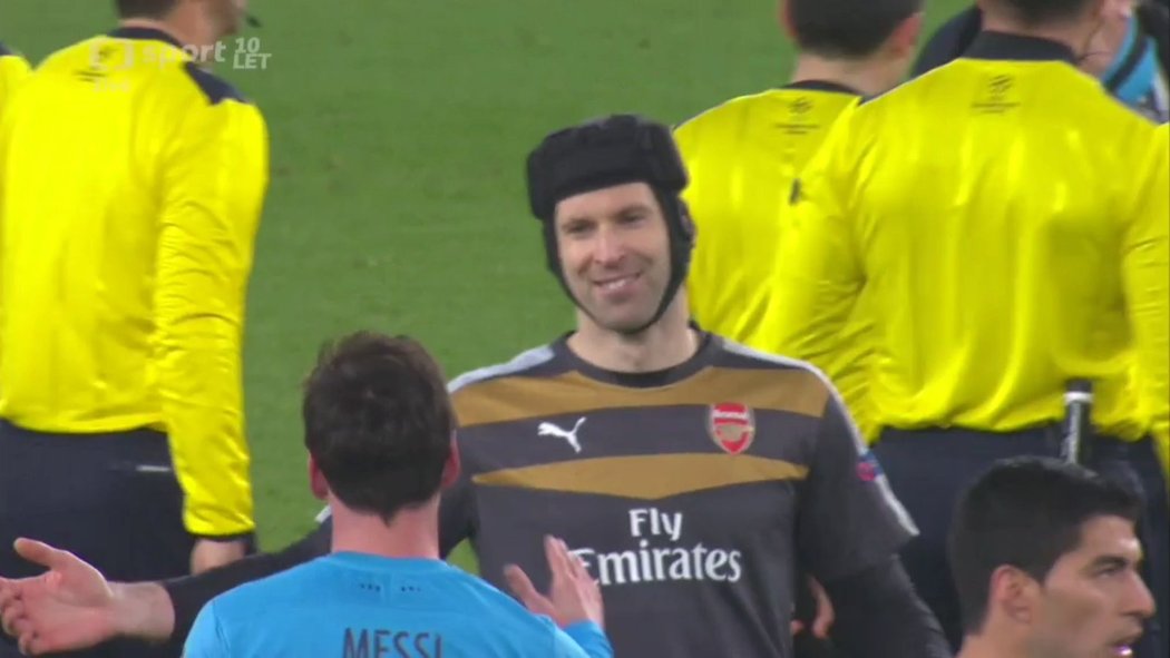 Brankář Arsenalu Petr Čech se zdraví po prohře s Barcelonou s Lionelem Messim