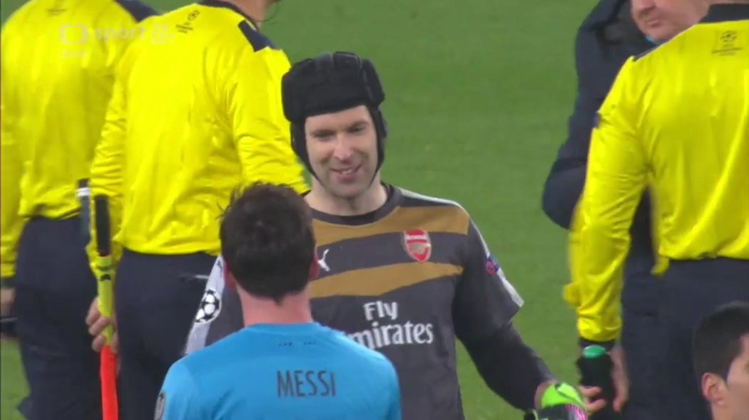 Brankář Arsenalu Petr Čech se zdraví po prohře s Barcelonou s Lionelem Messim