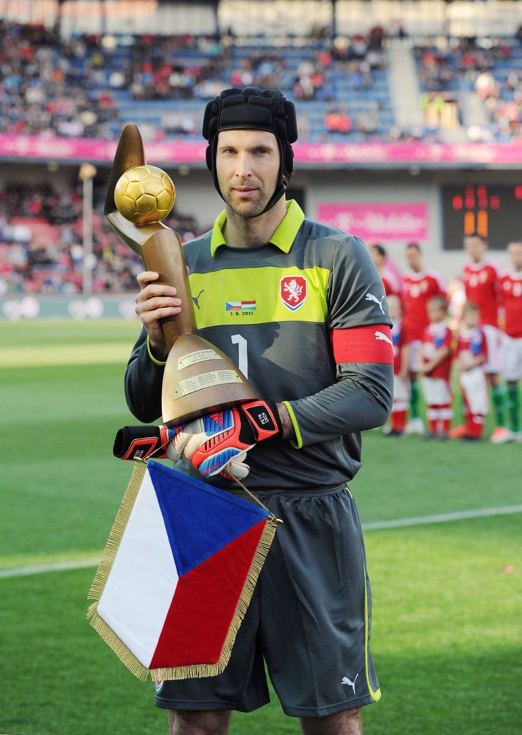 Petr Čech přebírá Zlatý míč - ocenění novinářské ankety KSN pro fotbalistu roku