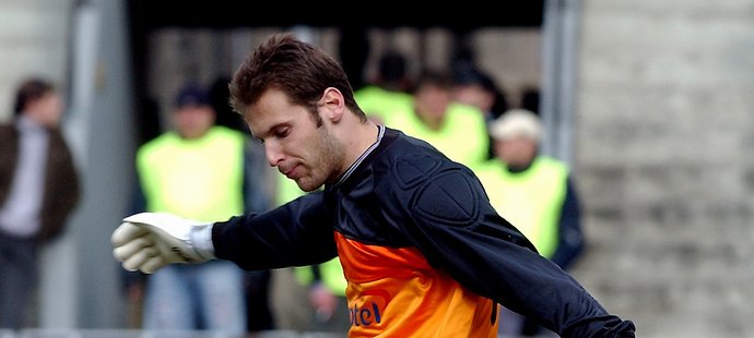 Petr Čech v dresu pražské Sparty odchytal v sezoně 2001/2002 27 zápasů, vychytal 17 čistých kont, ale přesto skončila Sparta druhá. Čechovi tak český titul ve sbírce chybí