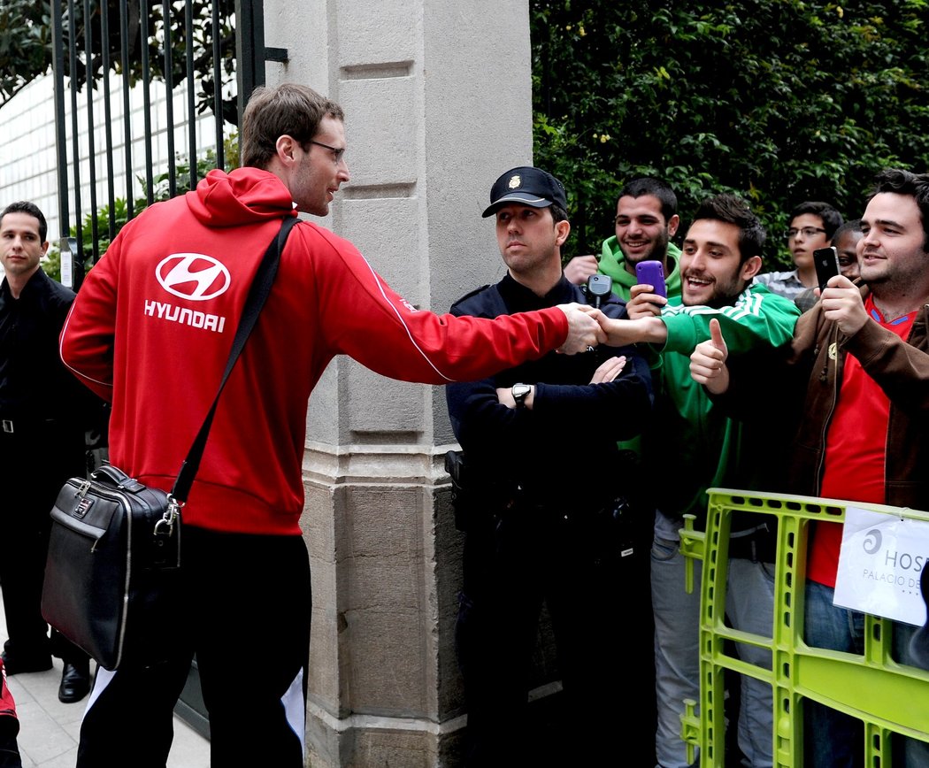 Petr Čech se zdraví s fanoušky před kvalifikačním zápasem české reprezentace proti Španělsku