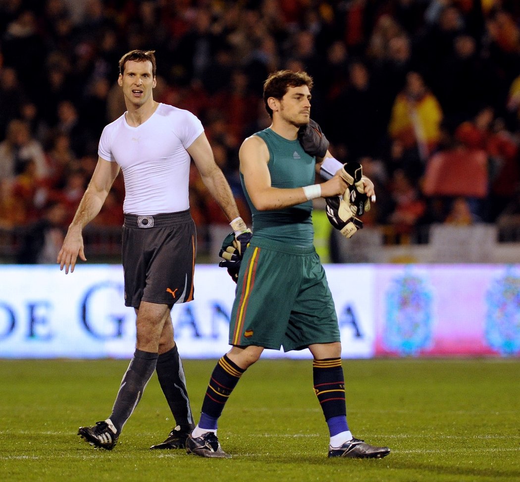 Brankářské legendy. Petr Čech a Iker Casillas po kvalifikačním zápase o EURO 2012 mezi Českou republikou a Španělskem