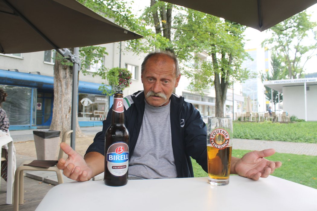 Nealko, nebo chlast? Petr Janečka se v životě potácí spíš na straně alkoholu, léčení nepomohlo...