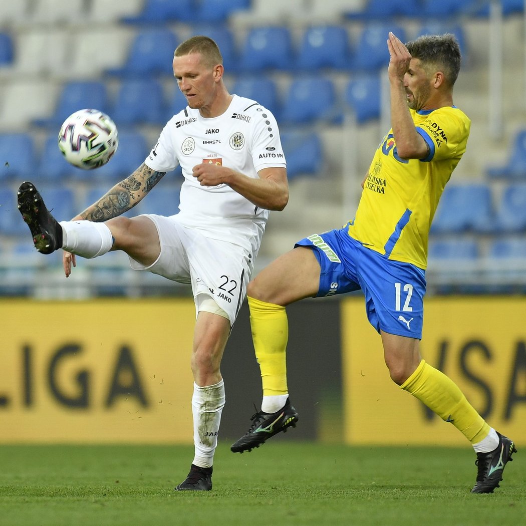 Petr Kodeš (vlevo) a Jan Rezek (vpravo) během souboje o míč v utkání Hradce s Teplicemi