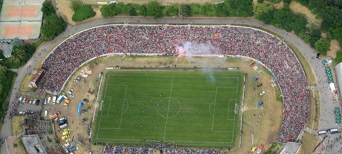 Úchvatný letecký pohled na stadion Za Lužánkami, kam na rozlučku Petra Švancary dorazilo na 35 tisíc fanoušků...