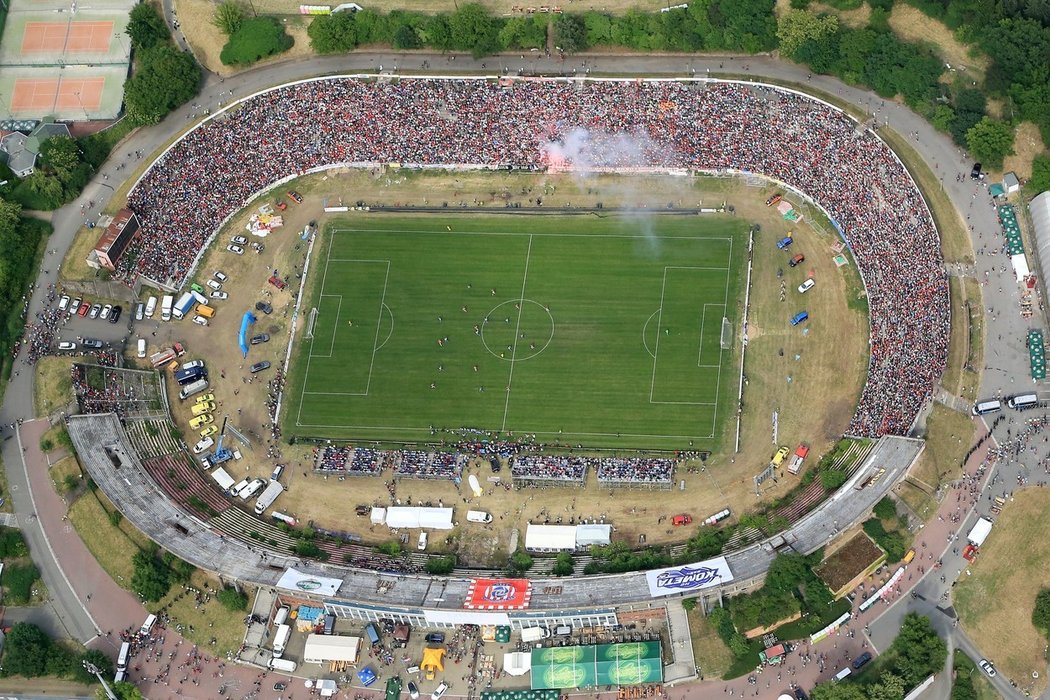 Úchvatný letecký pohled na stadion Za Lužánkami, kam na rozlučku Petra Švancary dorazilo na 35 tisíc fanoušků...