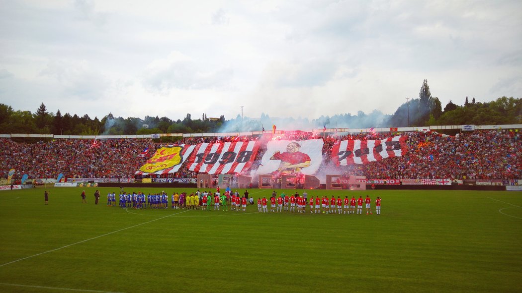 Parádní choreo brněnských fanoušků pro loučícího se Petra Švancaru na vyprodaném stadionu Za Lužánkami