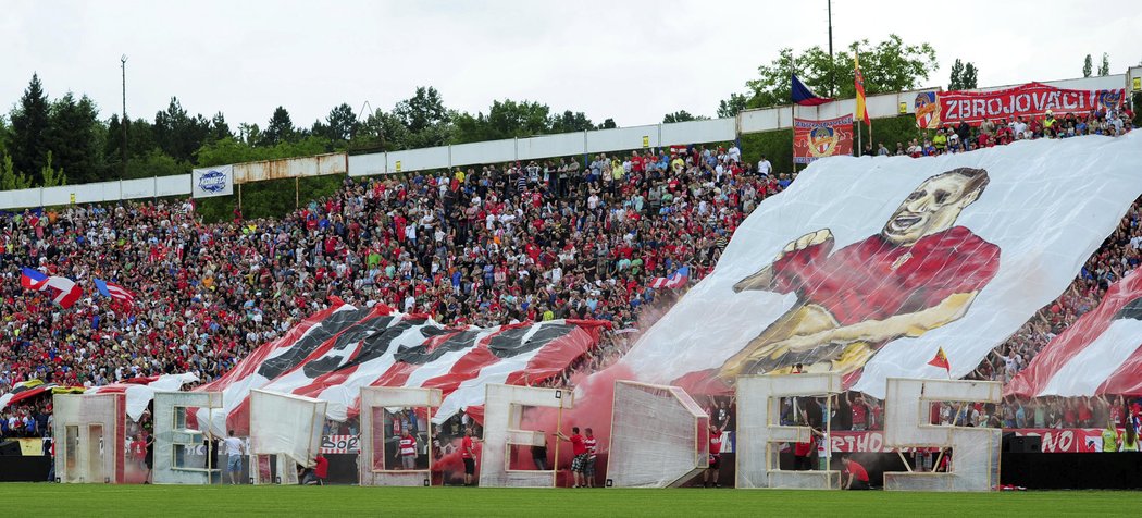 Úchvatné choreo fanoušků pro Petra Švancaru na jeho rozlučce Za Lužánkami