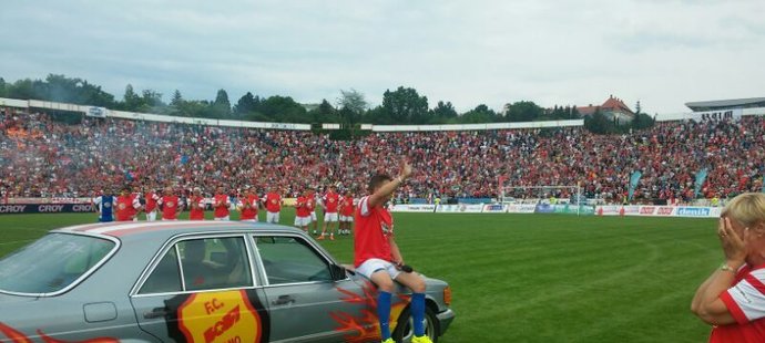 Rozmyslel s fanoušky zakončil Petr Švancara na narvaném stadionu Za Lužánkami symbolickou jízdou na mercedesu...