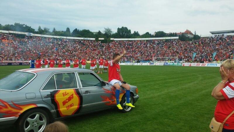 Rozmyslel s fanoušky zakončil Petr Švancara na narvaném stadionu Za Lužánkami symbolickou jízdou na mercedesu...