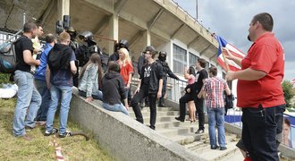 Průšvih! Švancarovu rozlučku zavalilo 35 tisíc lidí, policie uzavřela stadion