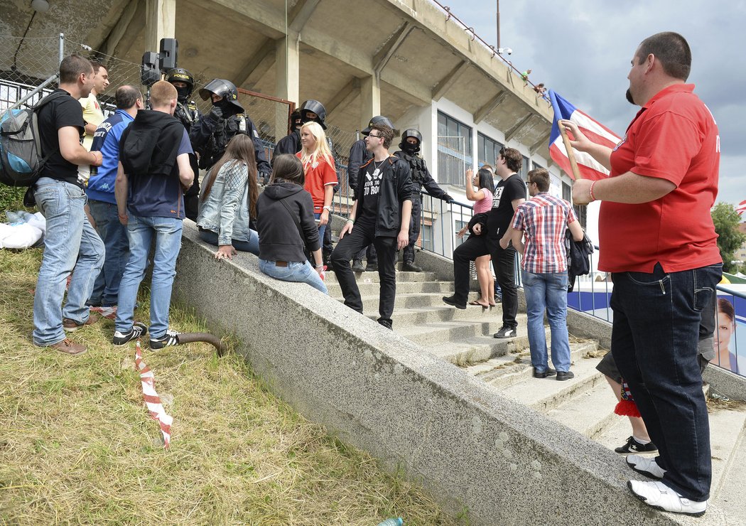 Policisté u stadionu Za Lužánkami, kam přestali kvůli překročené kapacitě pouštět fanoušky