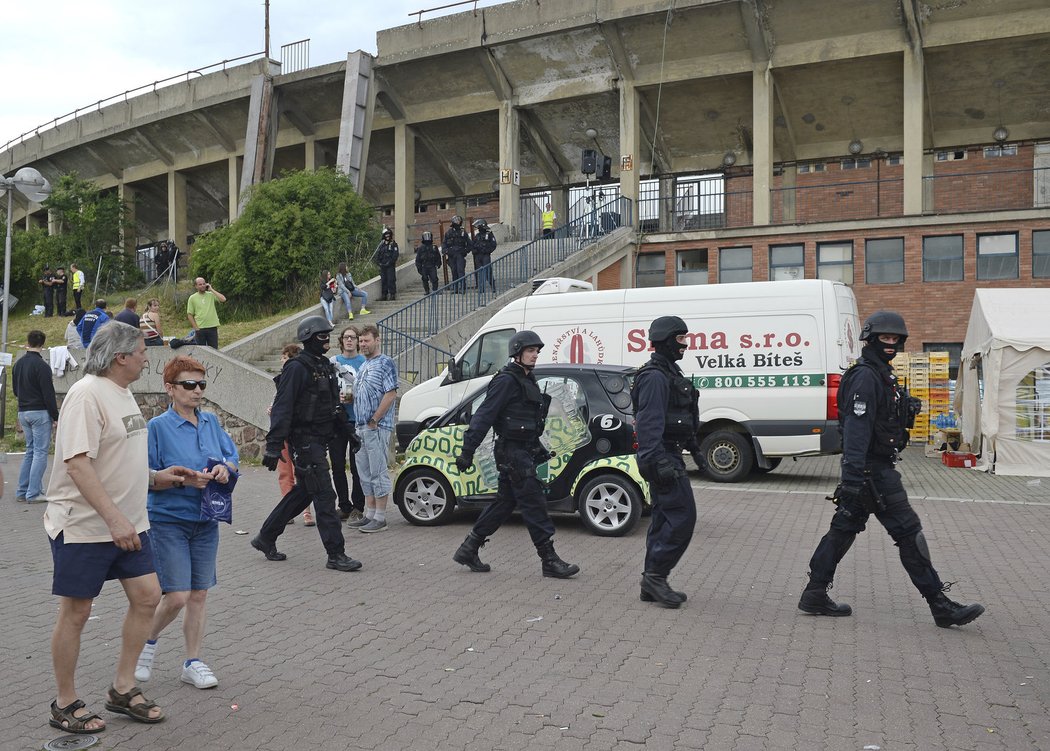 V Brně Za Lužánkami byla v permanenci i policie, protože někteří fanoušci už nebyli vpuštěni na stadion a pronikali tam, kde nesměli být...