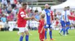 Petr Švancara si plácá se svým synem Danielem, který na jeho rozlučce dal jeden z mnoha gólů