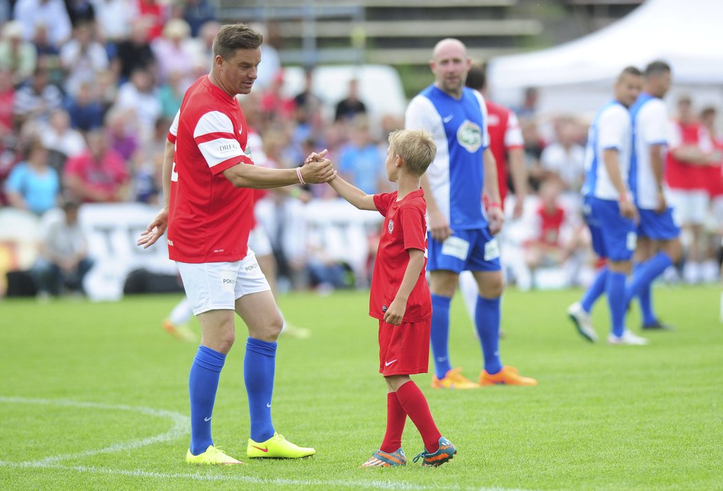 Petr Švancara si plácá se svým synem Danielem, který na jeho rozlučce dal jeden z mnoha gólů
