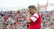 Dojatý Petr Švancara utírá slzy při bouřlivých ovacích, kterými mu děkovalo za jeho fotbalové kousky 35 tisíc fanoušků Za Lužánkami