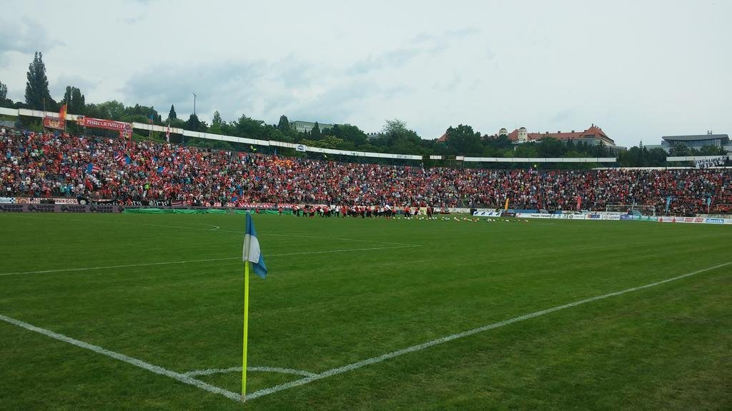 Našlapaný stadion Za Lužánkami natěšený na rozlučkovou exhibici Petra Švancary