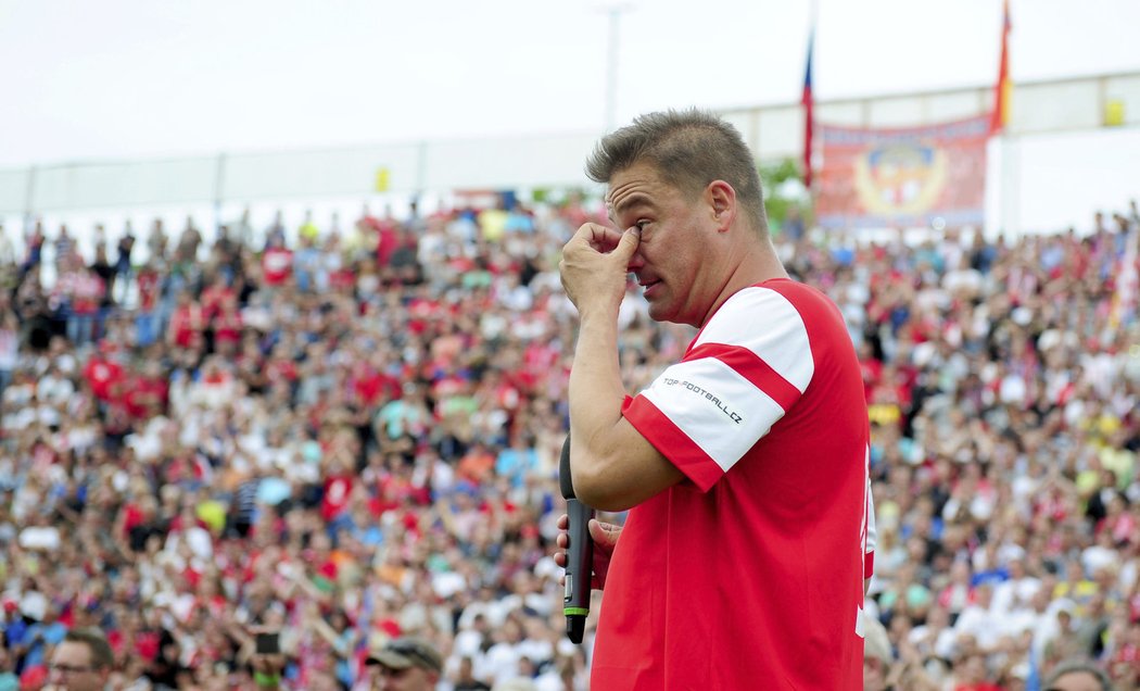 Dojatý Petr Švancara utírá slzy při bouřlivých ovacích, kterými mu děkovalo za jeho fotbalové kousky 35 tisíc fanoušků Za Lužánkami
