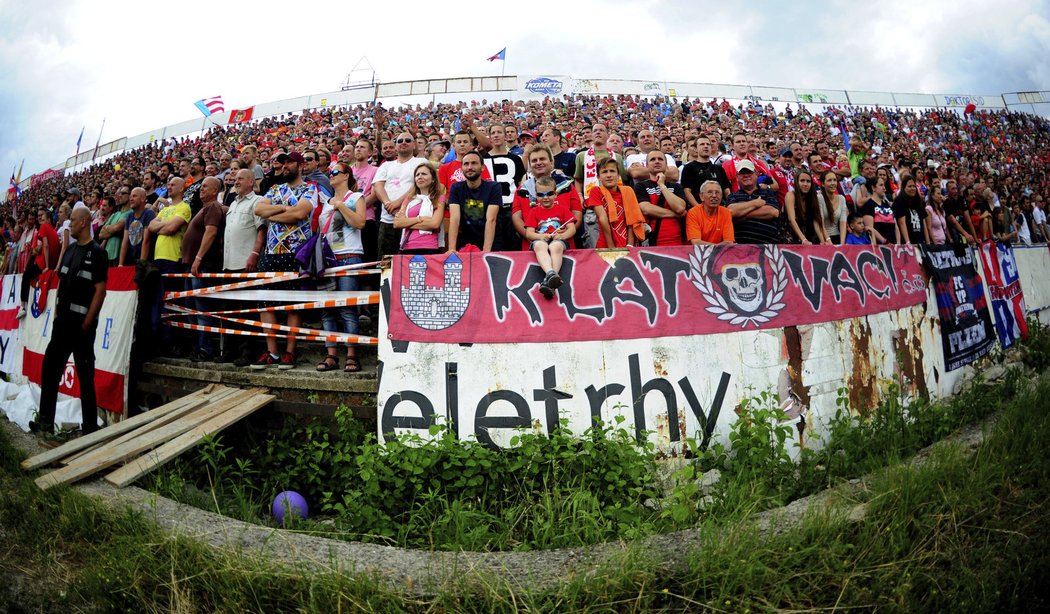 Narvané tribuny stadionu Za Lužánkami, kam přišlo poděkovat Petru Švancarovi na 35 tisíc fanoušků