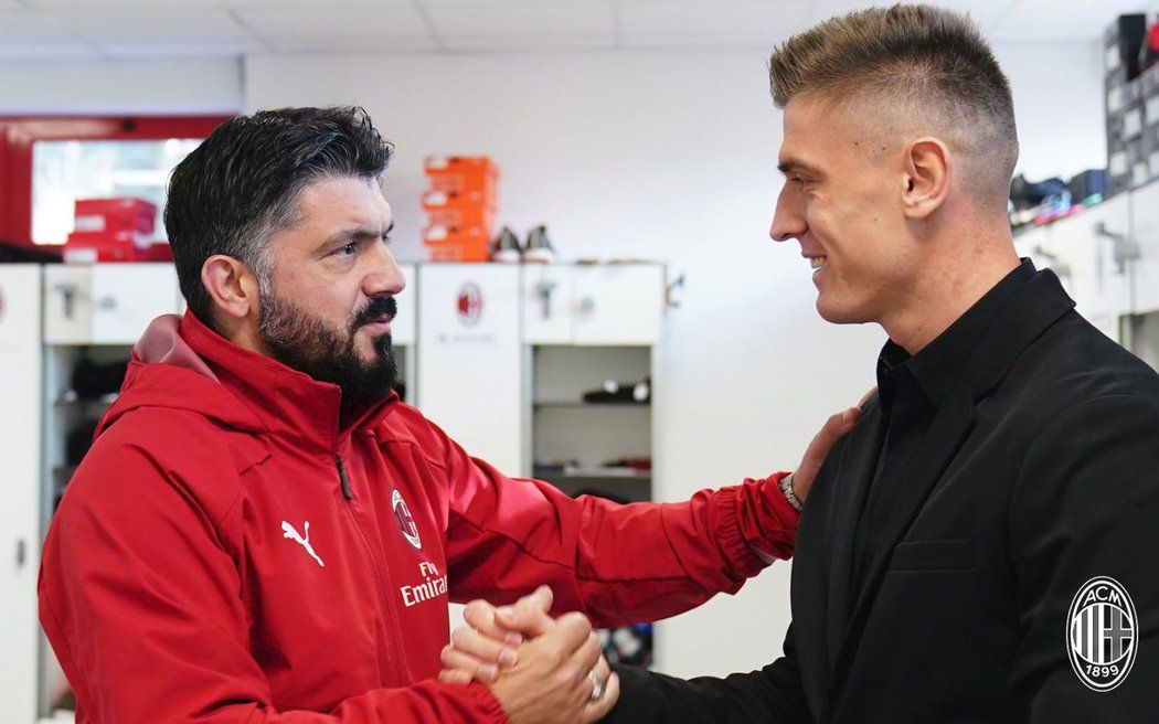 Krzysztof Piatek se zdraví s koučem AC Milán Gennarem Gattusem