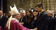 Arcibiskup Lluis Martinez Sistach hovoří s rodinou Tita Vilanovy během zádušní mše za zesnulého trenéra