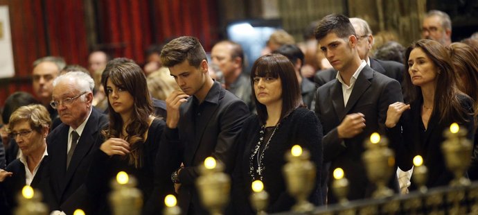 Dali sbohem otci a manželovi. Vilanovova dcera Carlota, syn Adria a manželka Montse Chaure během mše v barcelonské katedrále