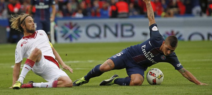 Český záložník Bordeaux Jaroslav Plašil (vlevo) v utkání s PSG