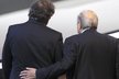 Michel Platini (vlevo) a Sepp Blatter. Dva vládci fotbalu, kteří spolu skočili do propasti.