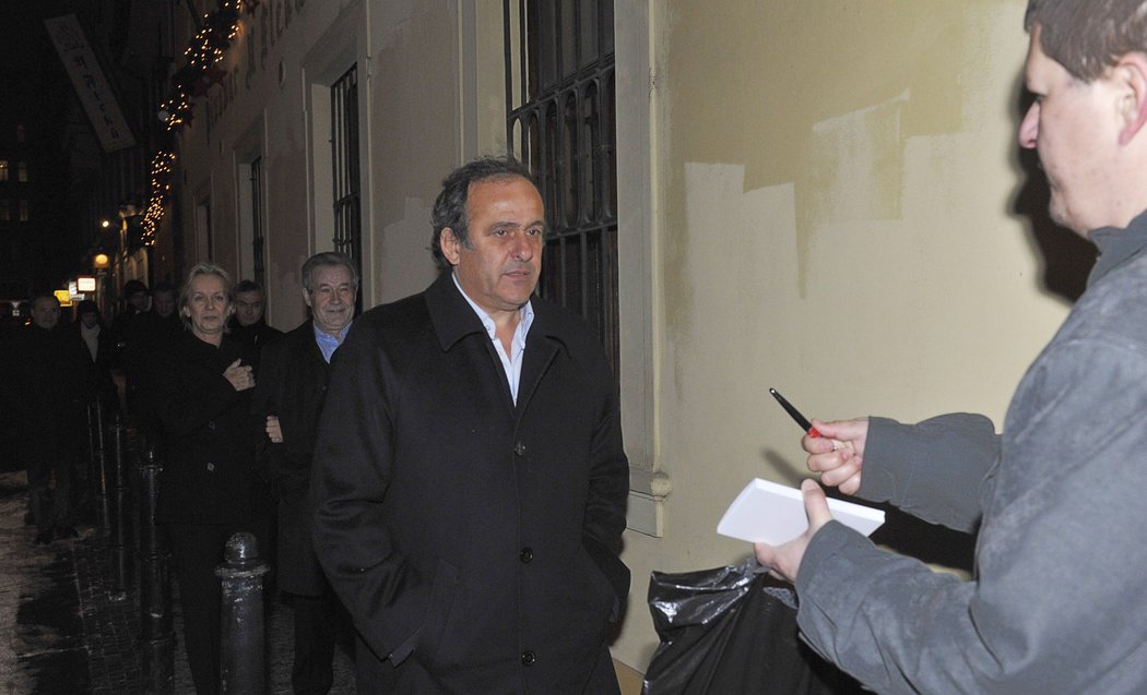 Šéf UEFA Michel Platini přichází na večeři do pražské restaurace U Fleků