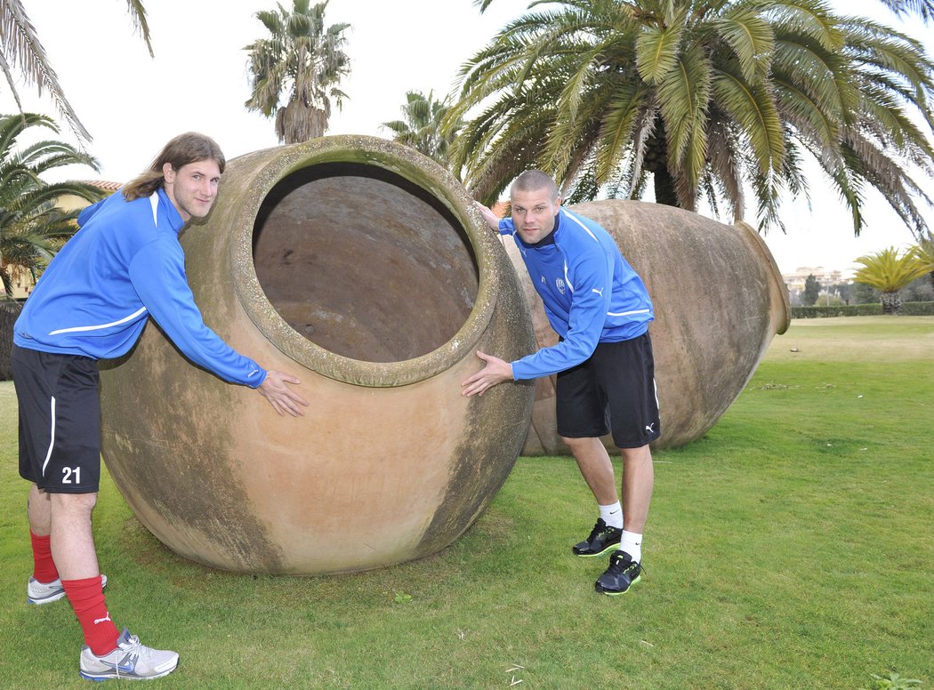Takhle pózovali David Bystroň (vpravo) a Aleš Neuwirth na soustředění Plzně ve Španělsku v zimní přípravě v mistrovské sezoně 2010/2011