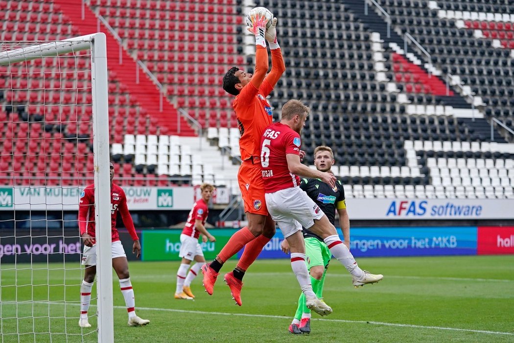 Plzeňský gólman Aleš Hruška chytá centr v utkání s Alkmaarem