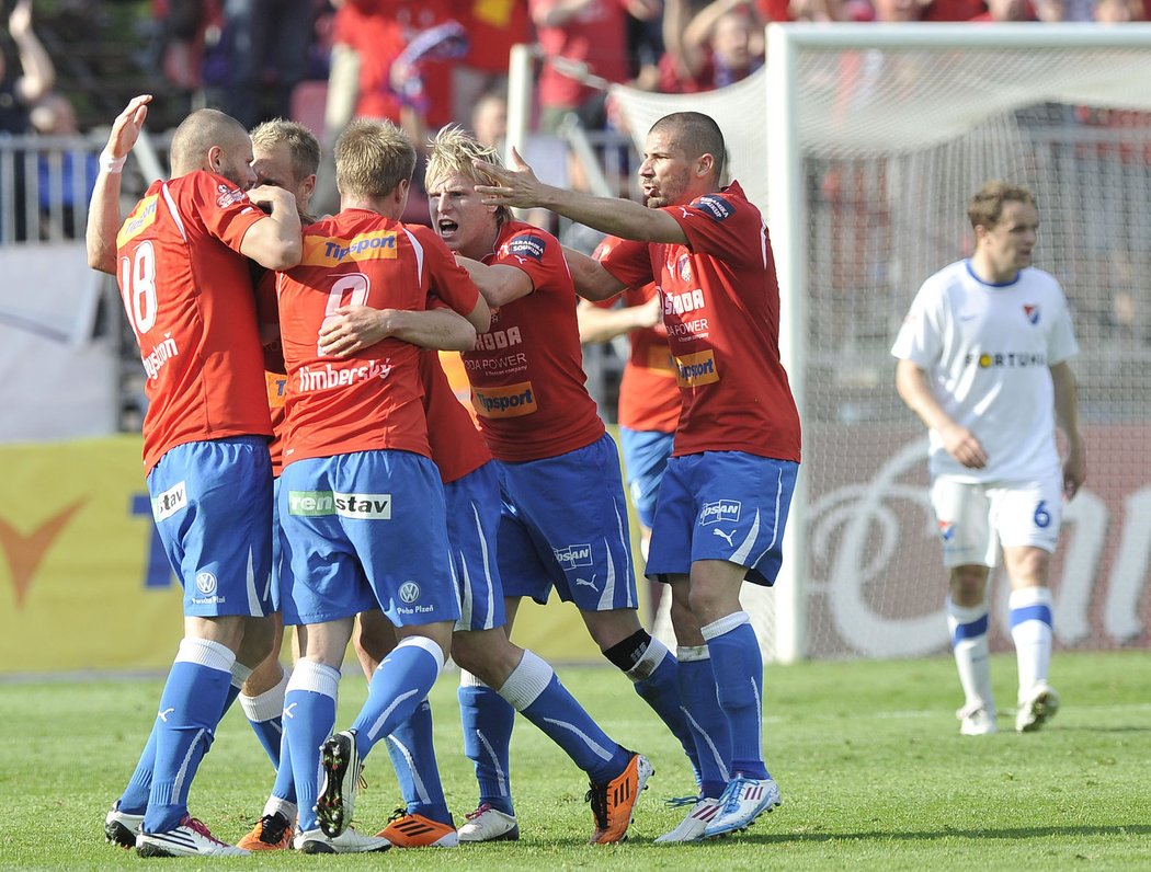 Plzeň v utkání s Baníkem Ostrava na jaře 2011, který týmu přinesl první titul