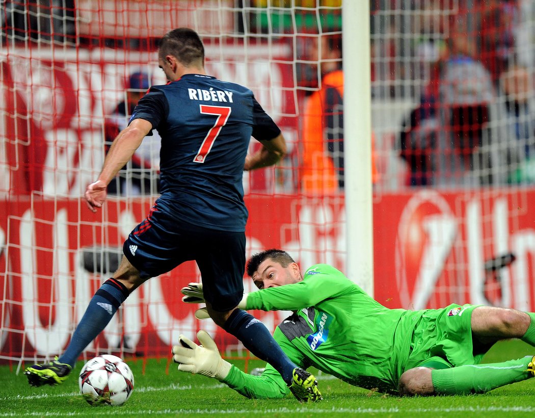 Franck Ribéry v souboji s Matúšem Kozáčikem, kterého v zápase Plzně na Bayernu Mnichov překonal dvakrát