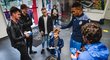 Plzeňský útočník Jean-David Beauguel na fotbal pozval i sirotky a nemocné děti, s nimiž se po zápase s Karvinou pozdravil, podepsal a vyfotil