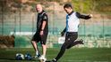 Plzeňští trenéři Marek Bakoš a Michal Bílek při střelbě pokutových kopů