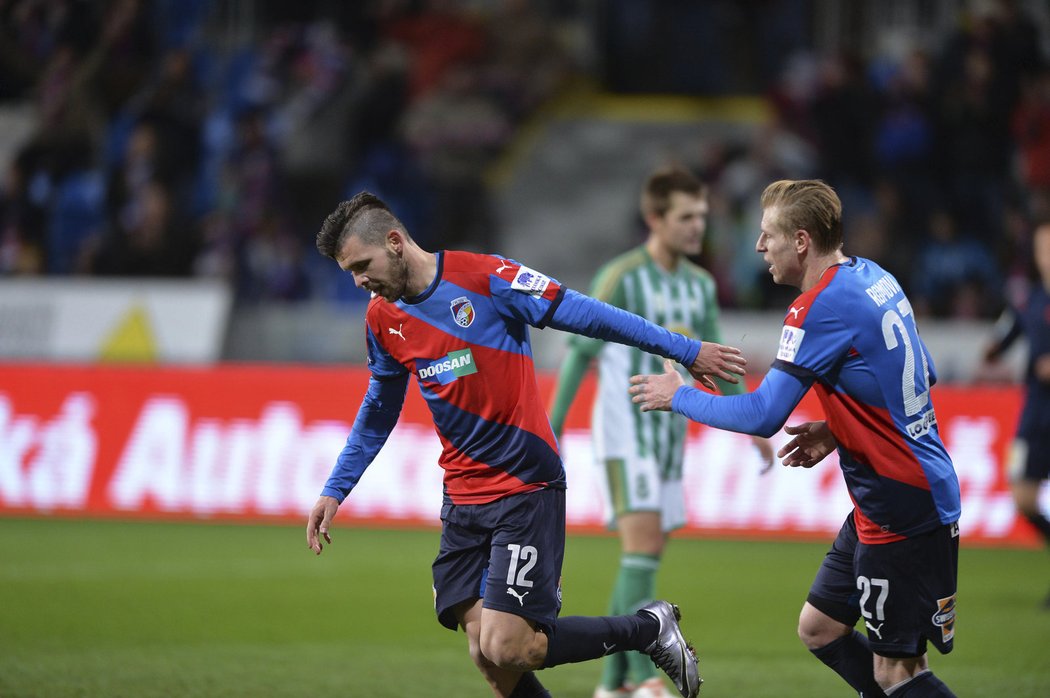 Michal Ďuriš a František Rajtoral se radují z branky do sétě Bohemians