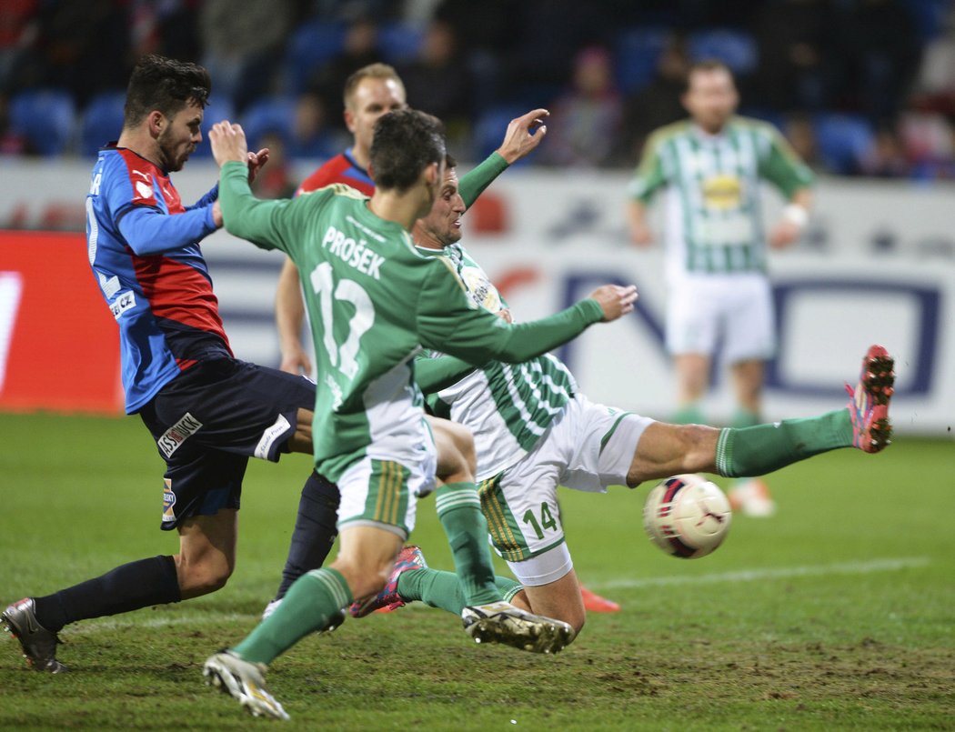 Plzeňský útočník Michal Ďuriš útoční na branku Bohemians 