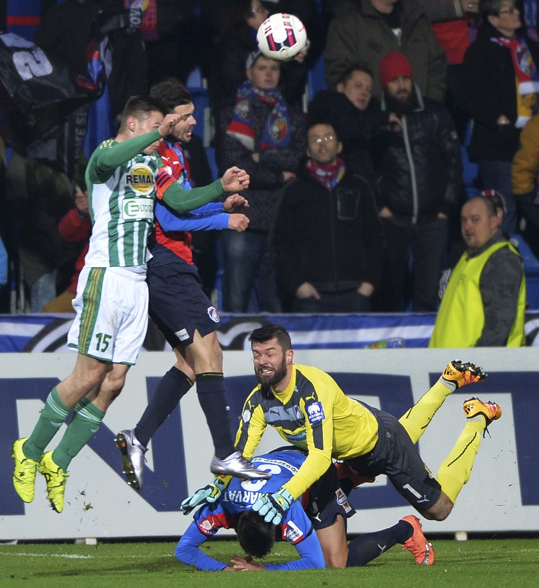 Matúš Kozáčik a nebezpečná situace před brankou Plzně v utkání s Bohemians