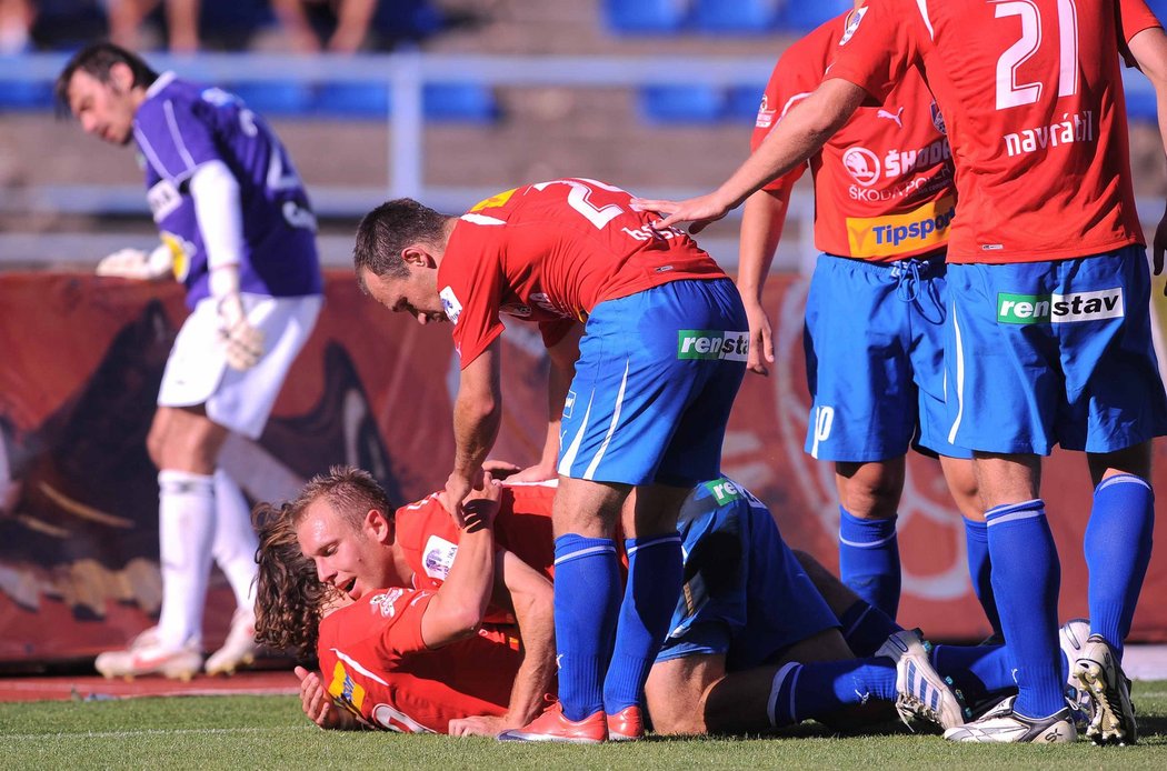 Obrovská radost plzeňských fotbalistů z úvodní trefy utkání.