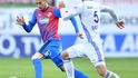 Plzeňský záložník Tomáš Hořava uniká boleslavskému hráči v utkání FORTUNA:LIGY