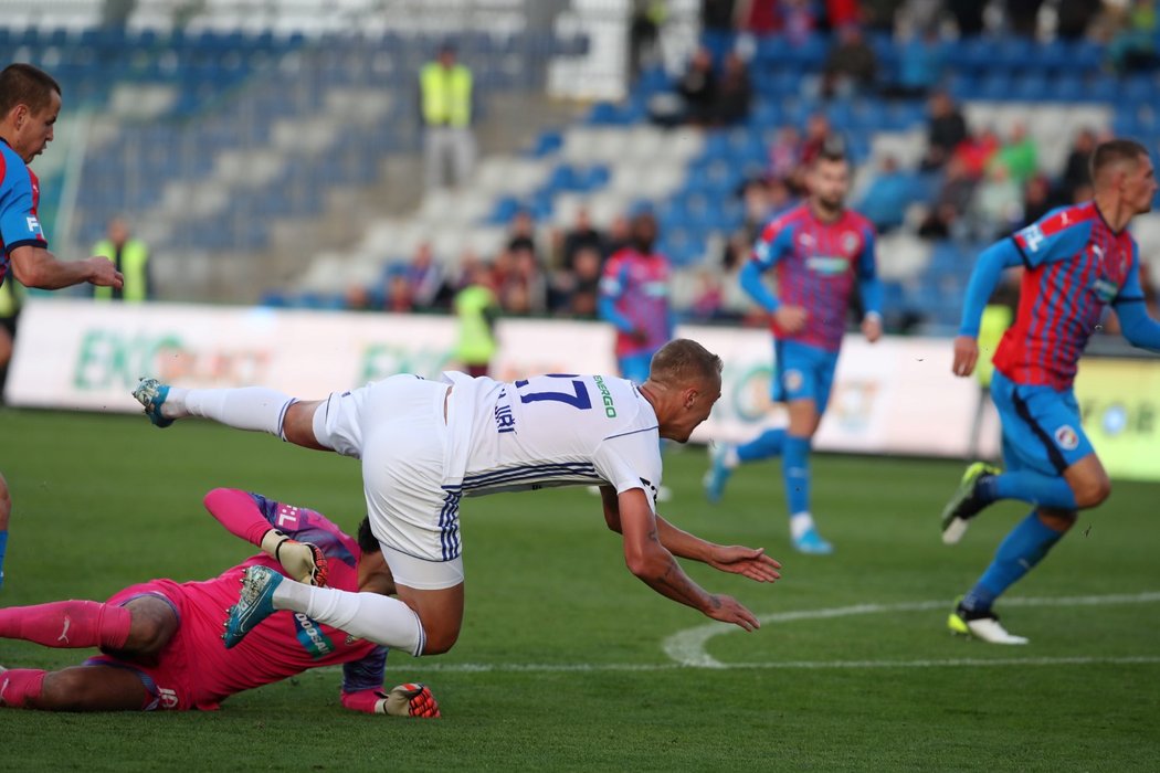 Plzeňský gólman Aleš Hruška trefil mladoboleslavského Jiřího Klímu a domácí kopali v závěru utkání penaltu