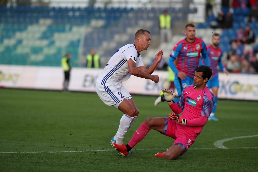 Plzeňský gólman Aleš Hruška trefil mladoboleslavského Jiřího Klímu a domácí kopali v závěru utkání penaltu