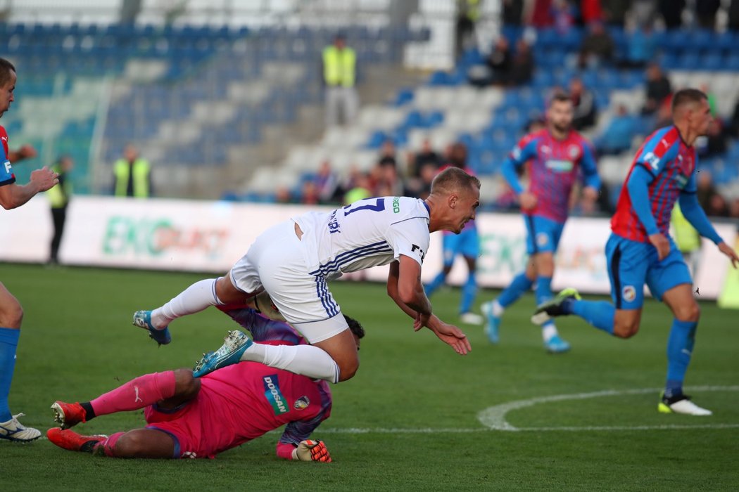 Plzeňský gólman Aleš Hruška trefil mladoboleslavského Jiřího Klímu a domácí kopali v závěru utkání penaltu