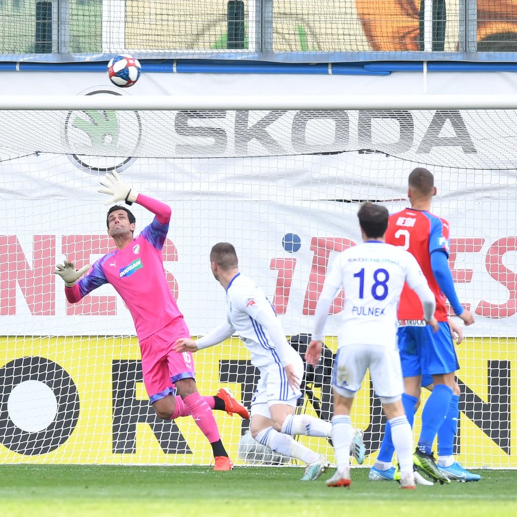 Plzeňský gólman Aleš Hruška likviduje nebezpečnou situaci před vlastní brankou