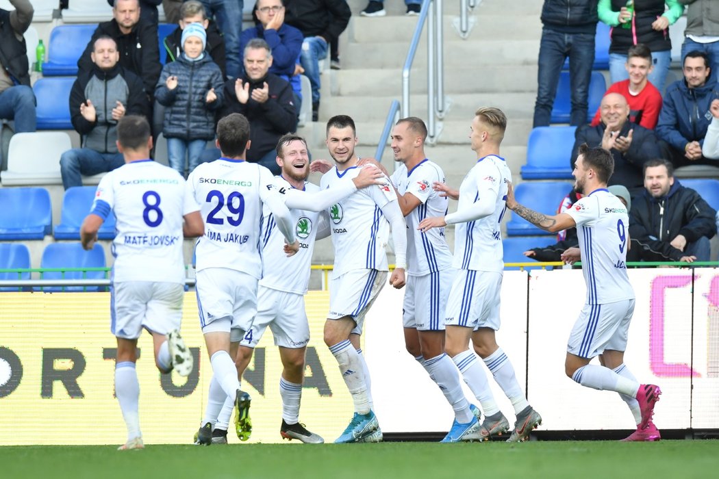 Radost fotbalistů Mladé Boleslavi po brance do sítě Viktorie Plzeň