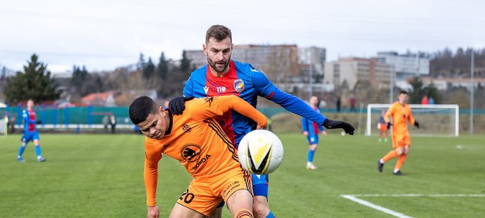 Plzeňský obránce Radim Řezník se snaží bránit záložníka Mladé Boleslavi Ewertona