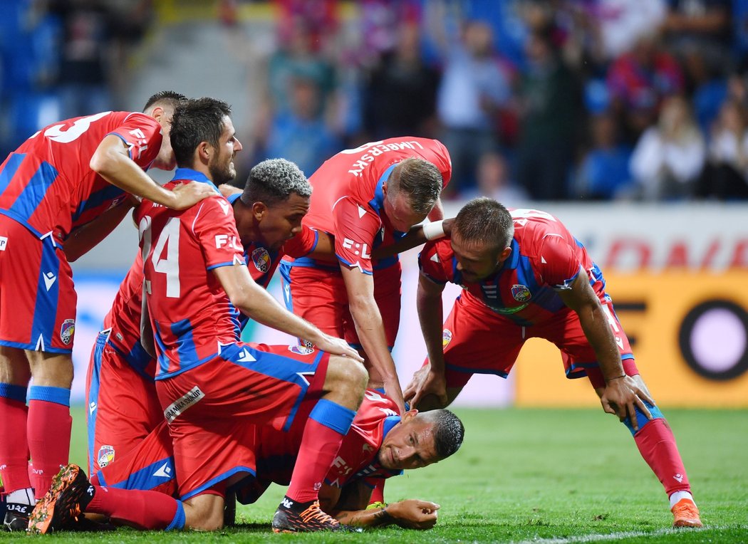 Plzeňští fotbalisté slaví vítěznou branku proti Mladé Boleslavi