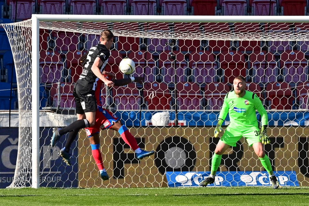 Budějovický Pavel Novák ve chvíli, kdy srovnal v Plzni na 1:1 a hlavičkou překonal gólmana Jindřicha Staňka